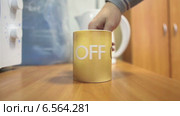 Мужская рука переворачивает чашку на столе с надписью OFF на надпись ON. Стоковое видео, видеограф Кекяляйнен Андрей / Фотобанк Лори