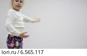 Танцующая девочка. Стоковое видео, видеограф Кекяляйнен Андрей / Фотобанк Лори