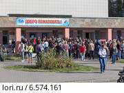 Родители стоят в очереди за сезонным абонементом в бассейн для дошкольников, Санкт-Петербург (2014 год). Редакционное фото, фотограф Кекяляйнен Андрей / Фотобанк Лори