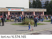 ДЮСШ Кировского района, покупка детского абонемента в бассейн, очередь до открытия школы, Санкт-Петербург (2014 год). Редакционное фото, фотограф Кекяляйнен Андрей / Фотобанк Лори