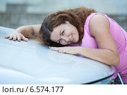 Привлекательная девушка прижимается щекой к капоту автомобиля. Стоковое фото, фотограф Кекяляйнен Андрей / Фотобанк Лори