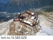 Смотровая на пике Aiguille du Midi (Пик дю Миди) на фоне долины Шамони в летнее время (2014 год). Стоковое фото, фотограф Юлия Кузнецова / Фотобанк Лори