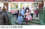 Группа детского садика выходит на прогулку вместе с воспитателем (2014 год). Редакционное видео, видеограф Кекяляйнен Андрей / Фотобанк Лори