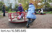 Детская площадка в садике с гуляющими детьми и воспитателем (2014 год). Редакционное видео, видеограф Кекяляйнен Андрей / Фотобанк Лори