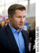 Четырехкратный олимпийский чемпион Алексей Немов дает интервью федеральным каналам во время открытого мастер-класса для для воспитанников спортивных школ Москвы и Подмосковья (2014 год). Редакционное фото, фотограф Николай Винокуров / Фотобанк Лори