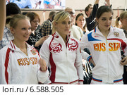 Российские гимнастки, олимпийские чемпионки Алия Мустафина, Елена Замолодчикова и Светлана Клюкина (первая слева) во время мастер-класса в спортивном зале Динамо стадиона Олимпийский в городе Москве, 25 октября 2014. Редакционное фото, фотограф Николай Винокуров / Фотобанк Лори