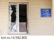 Разбитые окна в доме, село Степановка (2014 год). Редакционное фото, фотограф Копылов Сергей / Фотобанк Лори