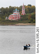 Люди переправляются через  Волгу на моторной лодке. Город Тутаев (2014 год). Редакционное фото, фотограф Дмитрий Неумоин / Фотобанк Лори