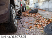 Закручивание болтов при установки зимнего комплекта колес на машину. Стоковое фото, фотограф Кекяляйнен Андрей / Фотобанк Лори