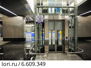 Лифт для людей с ограниченными возможностями на станции московского метрополитена "Деловой центр" (2014 год). Редакционное фото, фотограф Алёшина Оксана / Фотобанк Лори