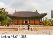 Зал Junghwajeon (1902 г.), основной тронный зал дворца Токсугун (Deoksugung) в Сеуле, Южная Корея (2014 год). Стоковое фото, фотограф Иван Марчук / Фотобанк Лори