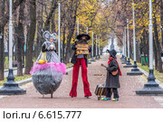 Артисты ходульной мастерской "Высокое искусство" на улицах Москвы (2014 год). Редакционное фото, фотограф Алексей Шматков / Фотобанк Лори