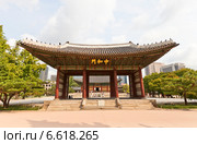 Ворота Junghwamun дворца Токсугун (XV в.) в Сеуле, Южная Корея (2014 год). Стоковое фото, фотограф Иван Марчук / Фотобанк Лори