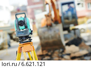 Surveyor equipment at construction site. Стоковое фото, фотограф Дмитрий Калиновский / Фотобанк Лори