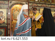 Митрополит Крутицкий и Коломенский Ювеналий вручил игуменский жезл новой настоятельнице Александро-Невского женского монастыря (2014 год). Редакционное фото, фотограф Дмитрий Неумоин / Фотобанк Лори