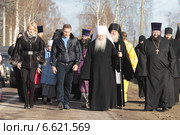 Глава Талдомского района В. Ю. Юдин и митрополит Крутицкий и Коломенский Ювеналий идут по улице села Маклаково (2014 год). Редакционное фото, фотограф Дмитрий Неумоин / Фотобанк Лори