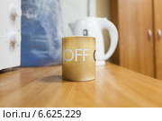 Чашка с надписью OFF стоит на столе. Стоковое фото, фотограф Кекяляйнен Андрей / Фотобанк Лори