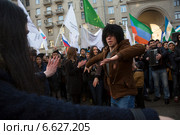 Мужчина и женщина танцуют лезгинку перед началом шествия в рамках акции "Мы едины" в российский праздник День народного единства на Тверской улице в городе Москве, Россия 4 ноября 2014. Редакционное фото, фотограф Николай Винокуров / Фотобанк Лори