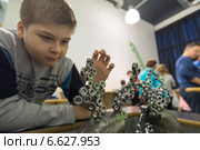 Мальчик в "Экспериментаниуме" в Москве. Опыт с магнитами (2014 год). Редакционное фото, фотограф Володина Ольга / Фотобанк Лори