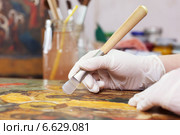 restoration and gilding ancient Christian icon. Стоковое фото, фотограф Яков Филимонов / Фотобанк Лори