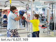 Отец с сыном боксируют в спортзале (2014 год). Редакционное фото, фотограф Володина Ольга / Фотобанк Лори