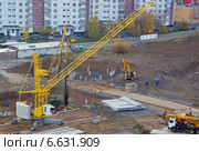 Башенный кран на строительной площадке. Начало строительства (2014 год). Редакционное фото, фотограф Александр Замараев / Фотобанк Лори