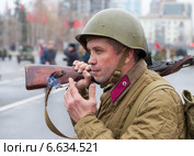 Солдат Красной армии после реконструкции парада 1941 года в Куйбышеве (2014 год). Редакционное фото, фотограф FotograFF / Фотобанк Лори