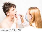 Осмотр горла пациента врачом. Стоковое фото, фотограф Николай Смолянкин / Фотобанк Лори