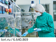 pharmaceutical factory worker. Стоковое фото, фотограф Дмитрий Калиновский / Фотобанк Лори