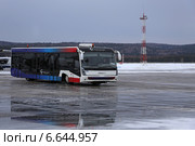 Немецкий автобус Cobus 3000 для перевозки пассажиров в аэропорту "Емельяново", Красноярск (2013 год). Редакционное фото, фотограф Алексей Гусев / Фотобанк Лори