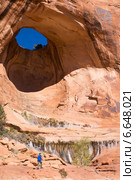 Мальчик на фоне каменной арки Bowtie Arches, США, штат Юта (2014 год). Стоковое фото, фотограф Ирина Кожемякина / Фотобанк Лори