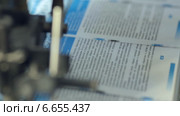 Процесс печати цветных буклетов в типографии (2014 год). Редакционное видео, видеограф Denis Mishchenko / Фотобанк Лори