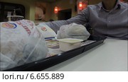 В ресторане Burger king, Уфа (2013 год). Редакционное видео, видеограф Mikhail Erguine / Фотобанк Лори