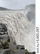 Водопад Деттифосс (исл. Dettifoss) на реке Йёкульсау-ау-Фьёдлум в дождливую погоду, Исландия (2014 год). Стоковое фото, фотограф Овчинникова Ирина / Фотобанк Лори