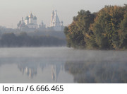 Река Москва и Коломенский кремль утром в осенний туман (2014 год). Стоковое фото, фотограф Дмитрий Неумоин / Фотобанк Лори