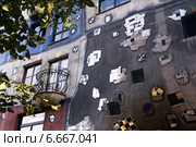 Фасад Хундертвассерхаус, Вена (2007 год). Редакционное фото, фотограф Irina Opachevsky / Фотобанк Лори