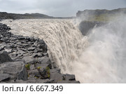 Водопад Деттифосс (исл. Dettifoss) на реке Йёкульсау-ау-Фьёдлум в дождливую погоду, Исландия (2014 год). Стоковое фото, фотограф Овчинникова Ирина / Фотобанк Лори