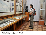 Севастополь, мужчина в Музее Черноморского флота РФ. Крым (2012 год). Редакционное фото, фотограф Анна Мартынова / Фотобанк Лори