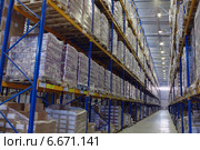 Narrow aisle warehouse with pallet storage system. Интерьер склада паллетного хранения товара, проход между металлическими стеллажами со стоящими на полках поддонами с упакованными коробками. (2008 год). Редакционное фото, фотограф Владимир Григорьев / Фотобанк Лори