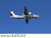 Самолет авиакомпании "Авиалинии Мордовии" Антонов Ан-24РВ заходит на посадку (бортовой номер RA-08824) (2014 год). Редакционное фото, фотограф Алексей Гусев / Фотобанк Лори