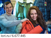 Молодой мужчина помогает девушке одеть куртку. Стоковое фото, фотограф Юрий Викулин / Фотобанк Лори