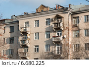 Разваливающиеся балконы на фасаде жилого дома. Стоковое фото, фотограф Родион Власов / Фотобанк Лори