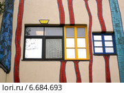 Фасад кафе на автобане Вена-Италия. Архитектор Хундертвассер (2007 год). Редакционное фото, фотограф Irina Opachevsky / Фотобанк Лори
