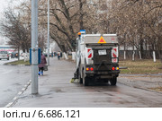 Подметально-вакуумная машина убирает грязь с тротуара (2014 год). Редакционное фото, фотограф Родион Власов / Фотобанк Лори