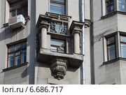 Фрагмент здания. Улица Арбат, 35/1(Кривоарбатский переулок, 1/35). Бывший доходный дом А. Т. Филатовой — Я. М. Филатова («Дом с рыцарями»). Москва (2012 год). Редакционное фото, фотограф lana1501 / Фотобанк Лори
