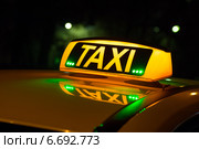 Горящая надпись TAXI с зелеными огоньками на крыше автомобиля. Стоковое фото, фотограф Родион Власов / Фотобанк Лори