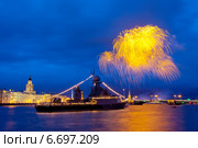 Санкт-Петербург, салют в честь 150-летия ЗВО на фоне военного коробля (2014 год). Редакционное фото, фотограф Литвяк Игорь / Фотобанк Лори