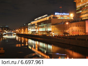 Зверев мост, Садовническая набережная в Москве ночью (2014 год). Редакционное фото, фотограф lana1501 / Фотобанк Лори