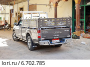 Автомобиль ISUZU припаркован на улице Хургады в Египте (2014 год). Редакционное фото, фотограф stargal / Фотобанк Лори
