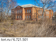Каргашино. Средняя школа, находящаяся в здании, построенном в Каргашино, бывшим владельцем имения бароном фон Лауницем. (2014 год). Стоковое фото, фотограф Марина Круглякова / Фотобанк Лори
